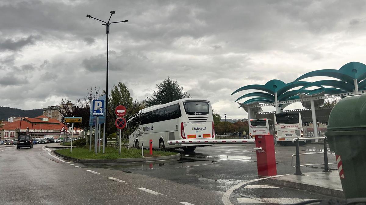 Los taxis aprovechan en ancho del vial para cambiar de sentido.  | // G.N.