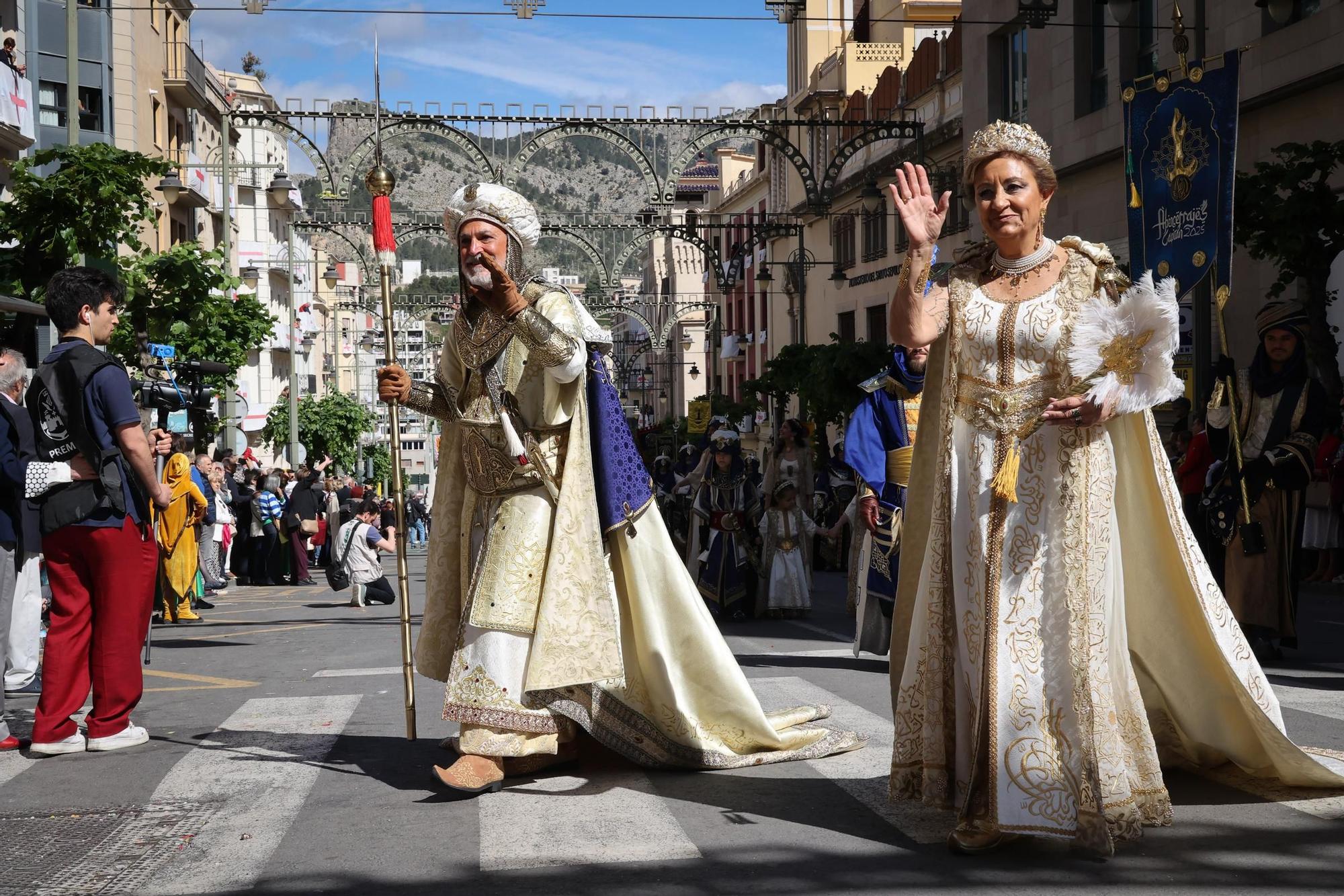 El Sant Jordiet entre claveles en la procesión de la Reliquia