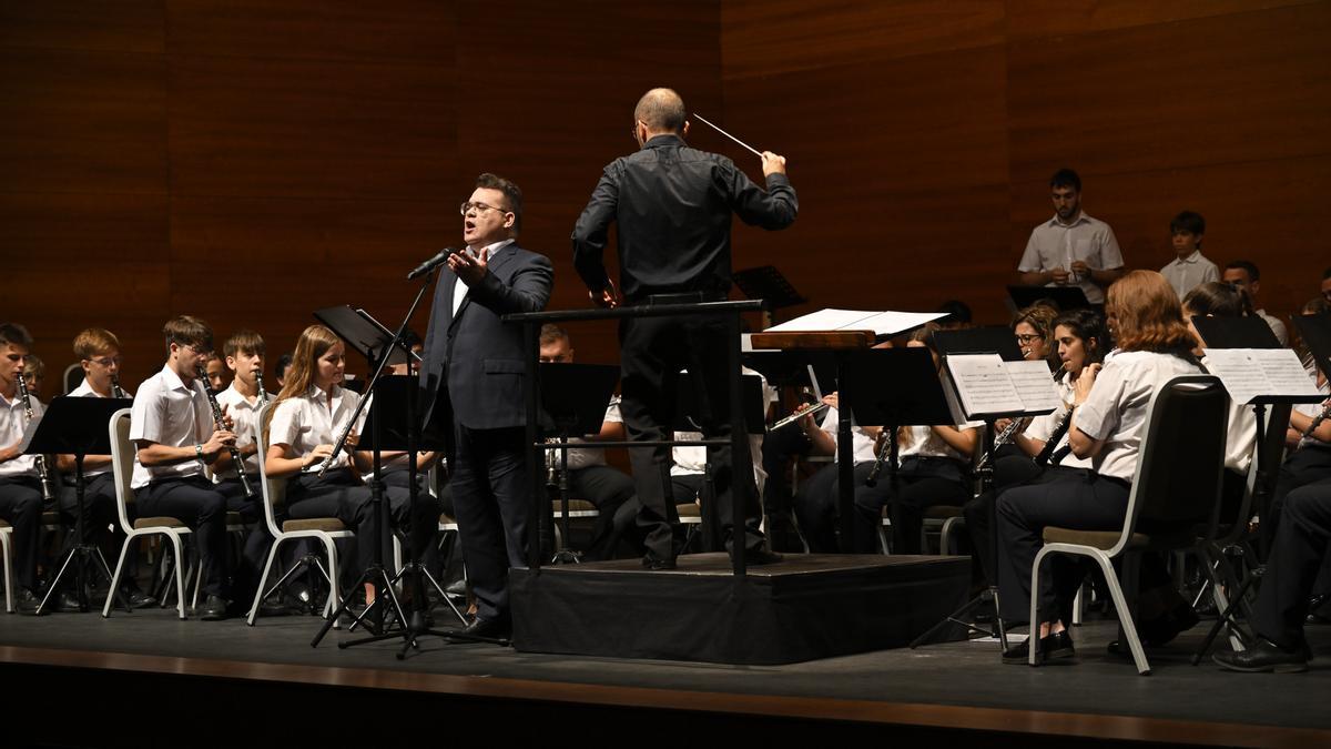 El tenor Alberto Guardiola y la banda de la Unió Musical en el estreno del &quot;himne oficial de La Nucía&quot;