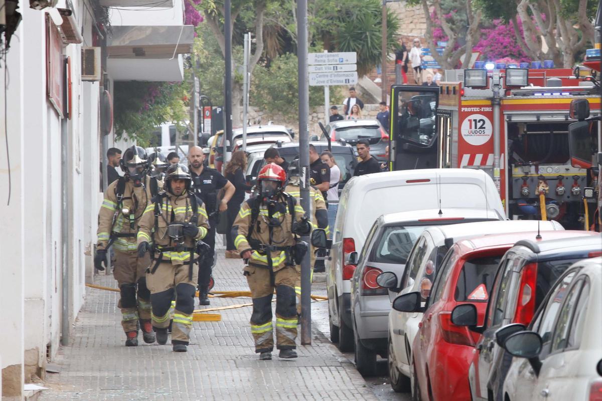Galería de imágenes del incendio en los bajos del antiguo cine Cartago de Ibiza