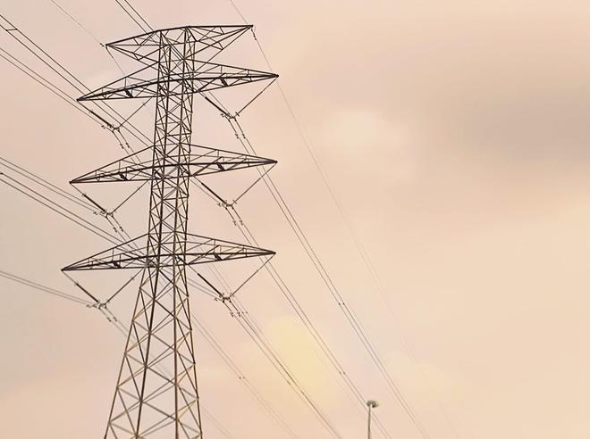 España vuelve a parar de urgencia grandes fábricas para reducir el consumo de luz en plena ola de calor