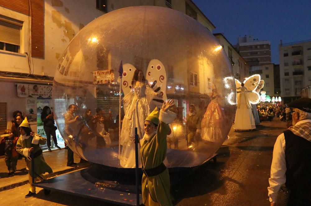 El distrito malagueño, como ya es tradición, adelanta el cortejo de sus majestades los Reyes Magos por las calles Fernández Fermina, Conde del Guadalhorce, Cruz del Humilladero o Camino de San Rafael.