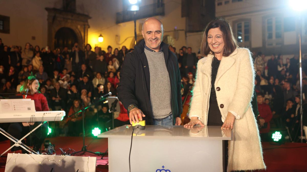 Óscar Gilsanz y la alcaldesa, en el encendido de luces de Navidad de Betanzos.