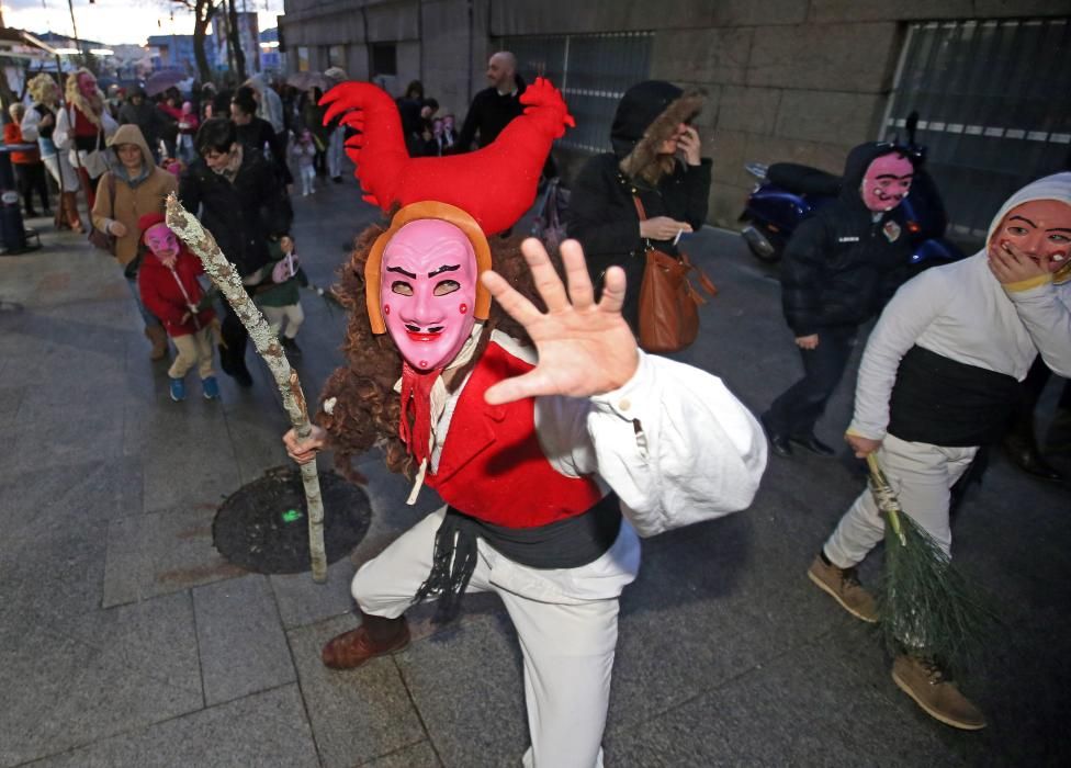 Cerca de 50 niños recorrieron las calles del centro de la ciudad con máscaras artesanales