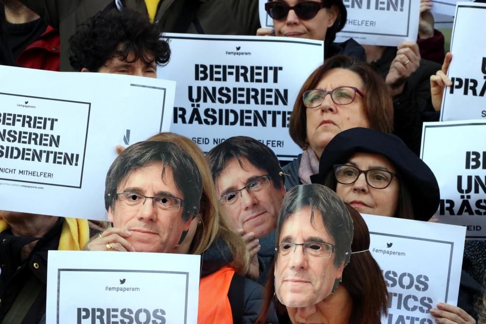 Concentració a Girona per demanar la llibertat de Puigdemont