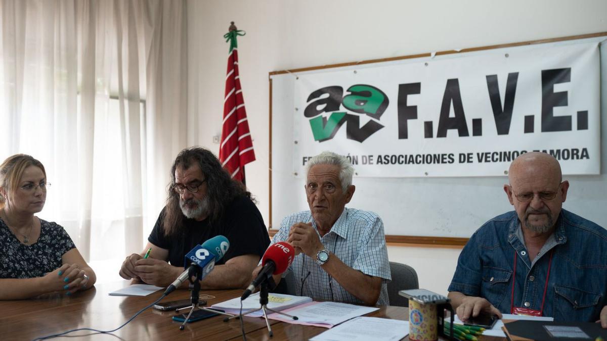Artemio Pérez rodeado de miembros de Faveza durante la rueda de prensa.