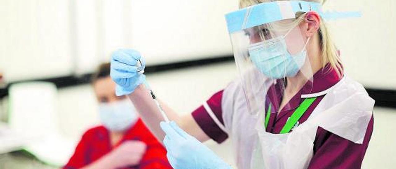 Una enfermera administra una vacuna de Pfizer en Belfast (Irlanda).  | | REUTERS