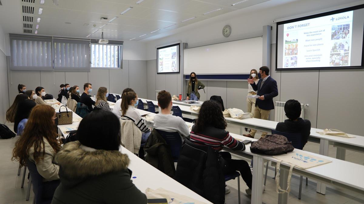 Recibimiento a alumnado internacional en la Loyola.