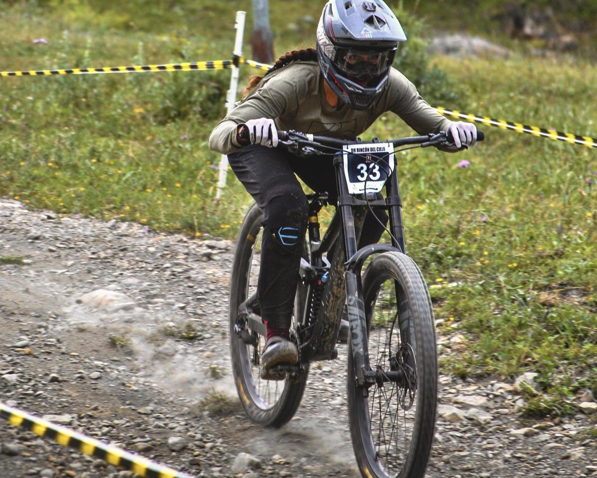 Marta Jordán, con su bicicleta en un circuito de competición.