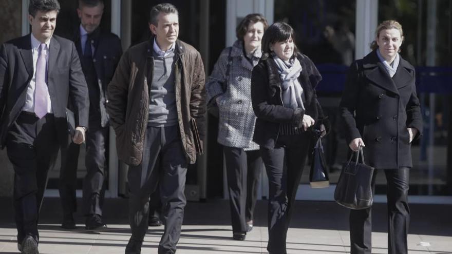 Los acusados de la llamada trama valenciana, junto a sus abogados, ayer saliendo del juicio.