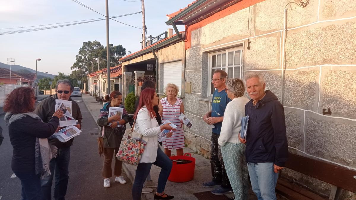 Lucía Santos, en su visita a los vecinos de Mogor para presentar su programa.