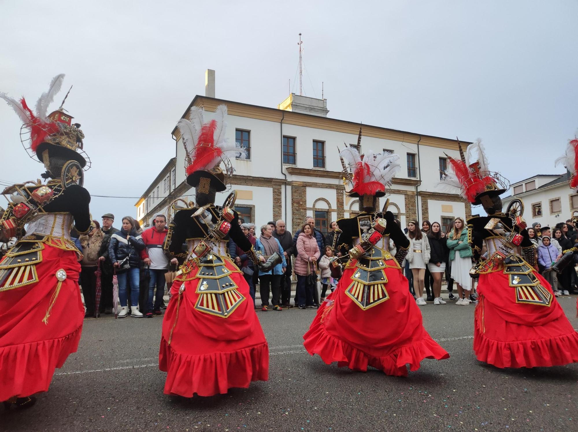 En imágenes: Las calles de Tapia se llenan para ver su vistoso desfile de Carnaval
