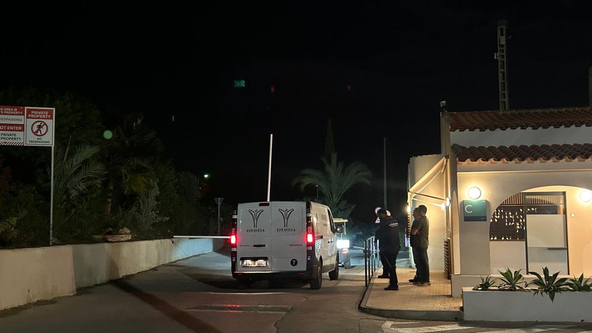 Guardia Civil y el furgón funerario, la noche del hallazgo del cuerpo en el complejo.