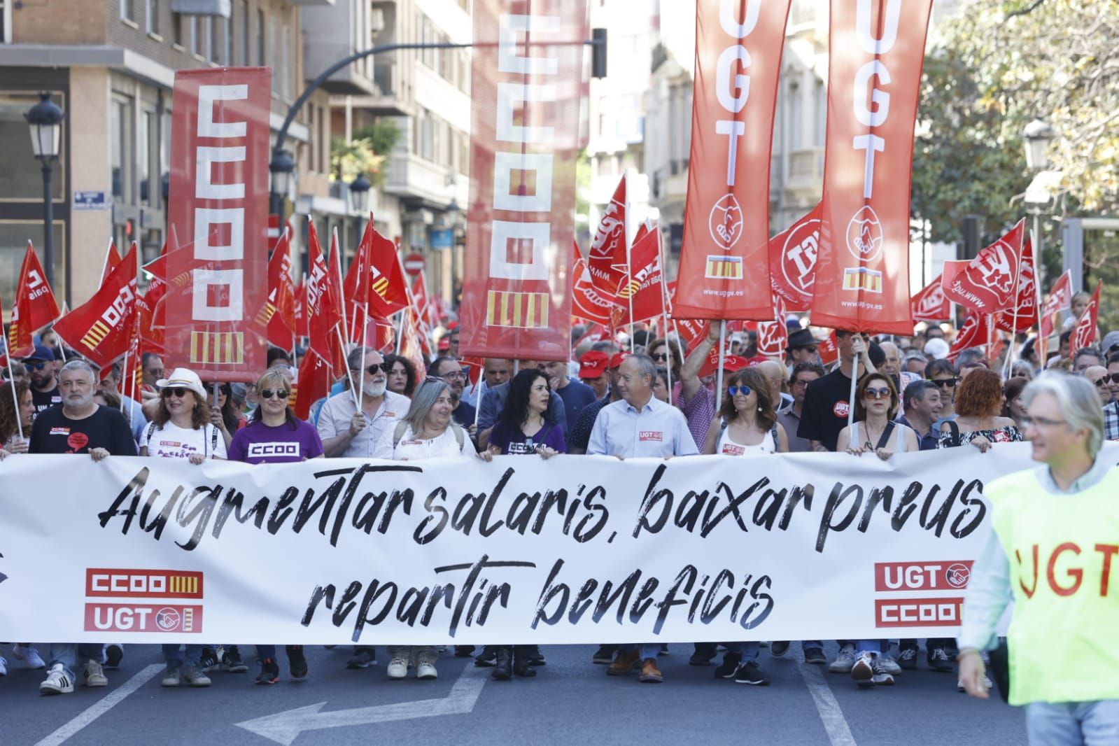 Miles de trabajadores festejan el Primero de Mayo en València