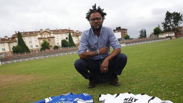 Kily, en el campo del CAU, con una camiseta del Real Oviedo y otra de la selección de Guinea.  | MIKI LÓPEZ