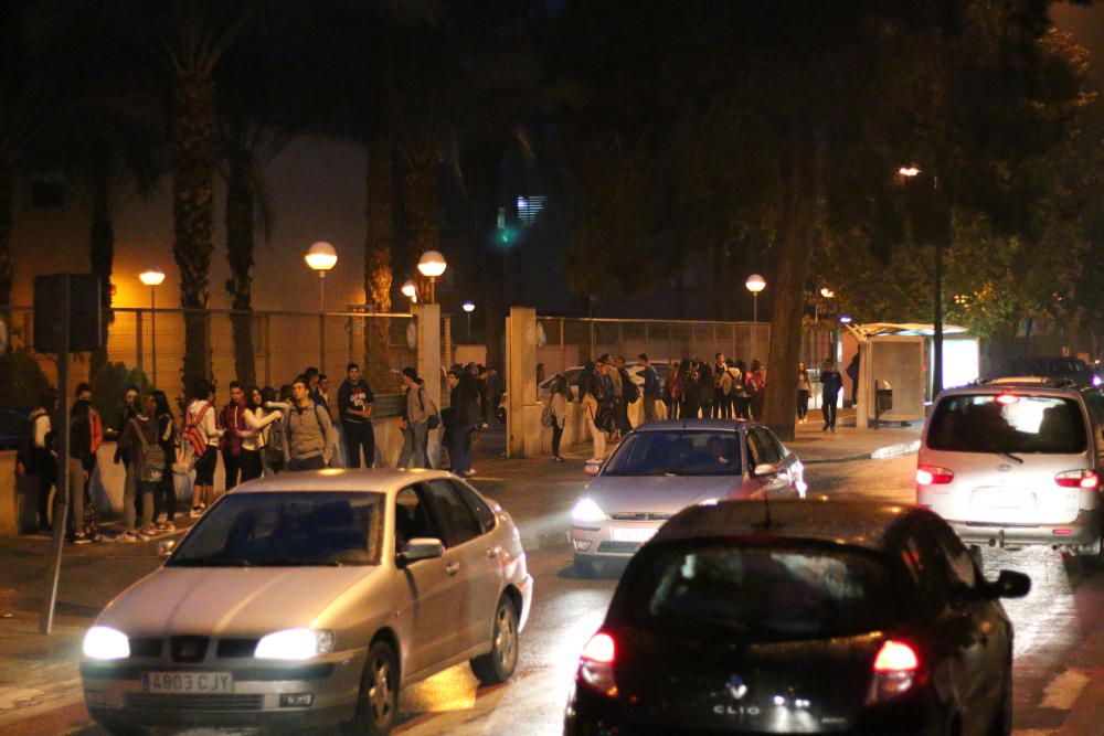 Los escolares acuden a clase caminando