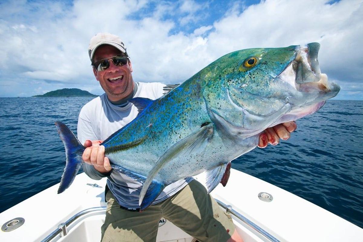 Un hombre ha pescado un pez Jack en aguas de Panamá