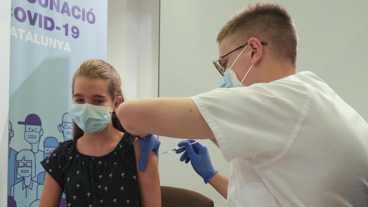 Un sanitari vacuna una menor en una marató de vaccinació a Manresa