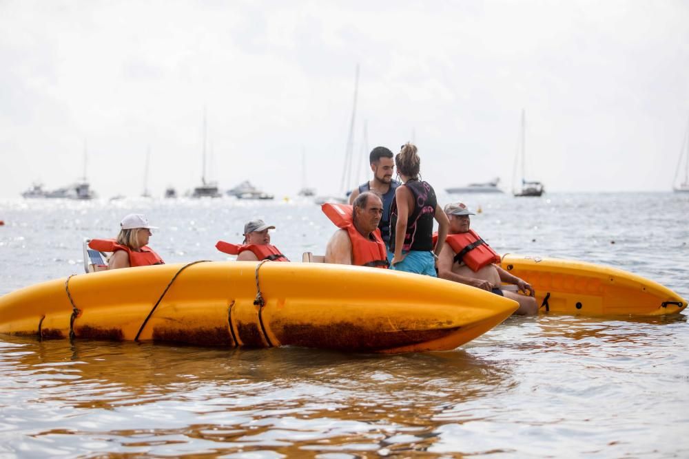 Los voluntarios y profesionales de ''Un mar de posibilidades'' construyeron una plataforma de madera que flota gracias a dos kayaks