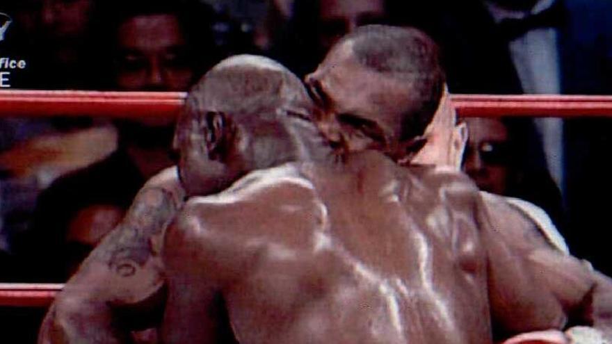 El mordisco de Tyson a la oreja de Holyfield.