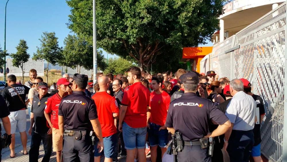 La afición del Mallorca recibe al equipo indignada