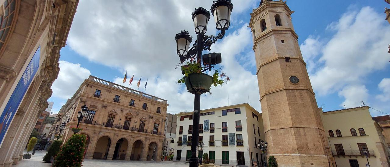 Imagen del Ayuntamiento de Castelló junto al Fadrí en el plaza Mayor de Castelló.