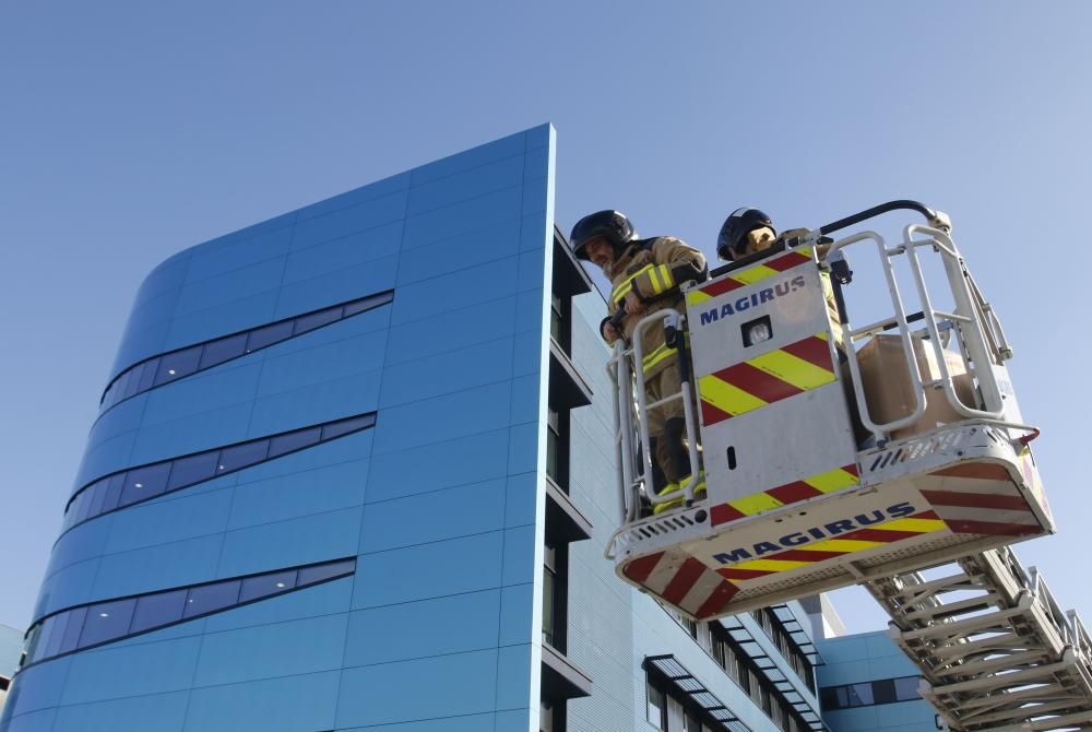 Visita de los bomberos a los niños del Cunqueiro