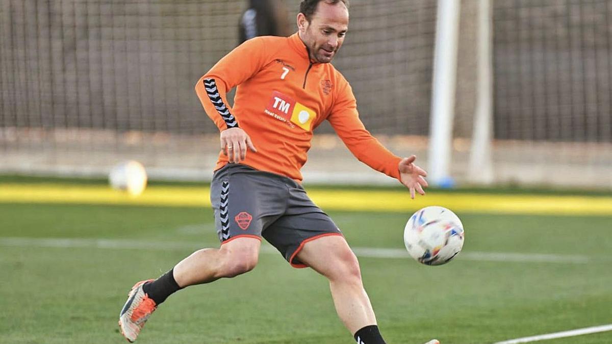 Nino intenta controlar un balón, durante el entrenamiento del pasado martes.  | SONIA ARCOS/E.C.F.