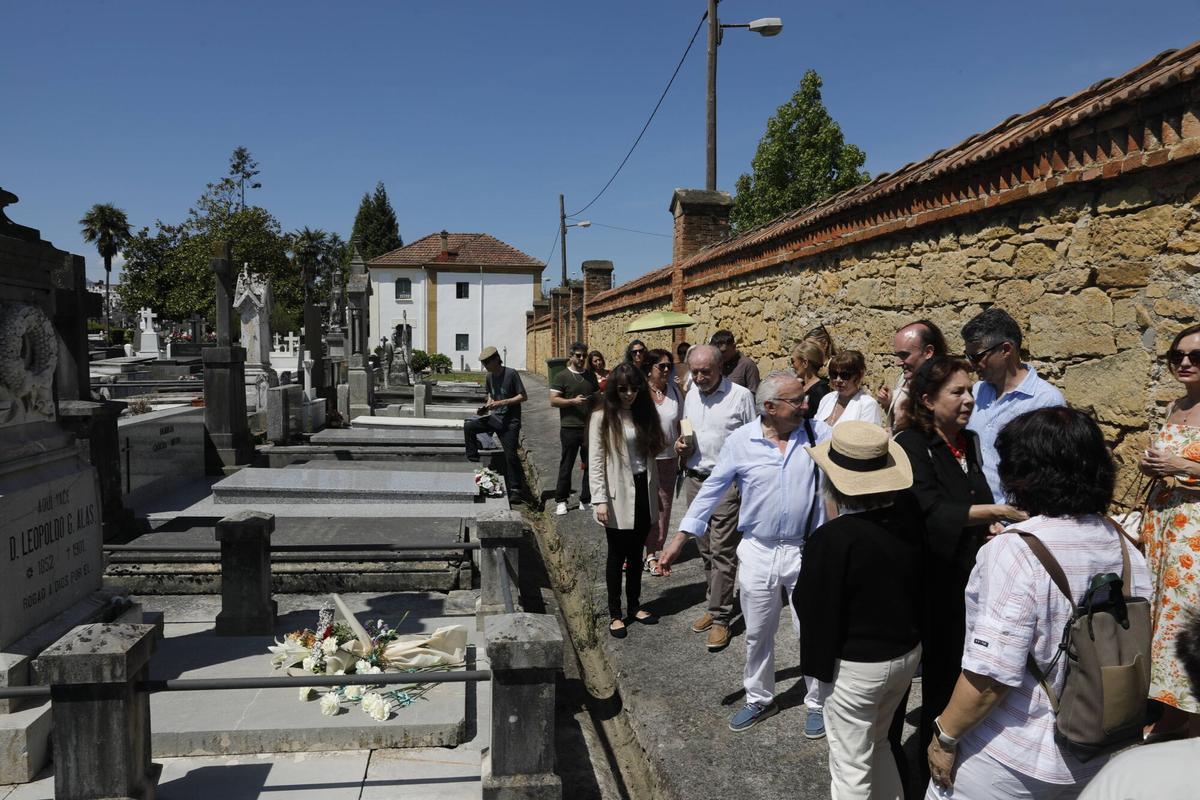 Oviedo. La Entidad Cultural Gaudiosa Asturias rinde homenaje a Leopoldo Alas Clarín en el 125.º aniversario de su fallecimiento en el cementerio de San Salvador