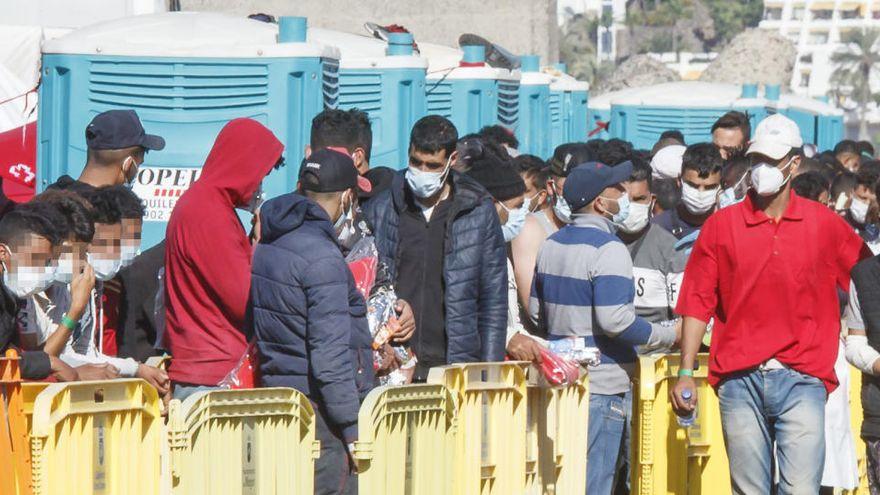 La oposición pide explicaciones al Gobierno sobre el traslado de migrantes de Canarias
