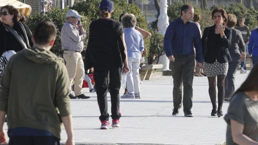 Gente caminando por el paseo de Samil.