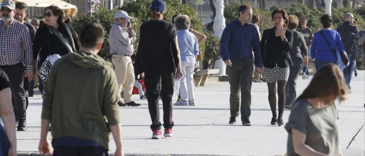 Gente caminando por el paseo de Samil.