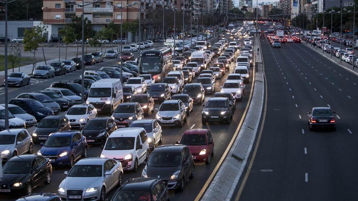 Atasco en la avenida Ausiàs March en dirección a la Pista de Silla.