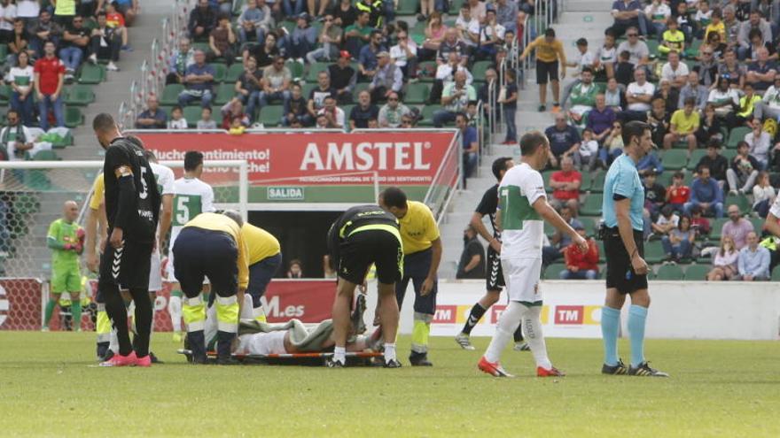 Adrián Jiménez abandonó en principio el campo en camilla, pero todavía regreso al terreno de juego antes de ser sustituido