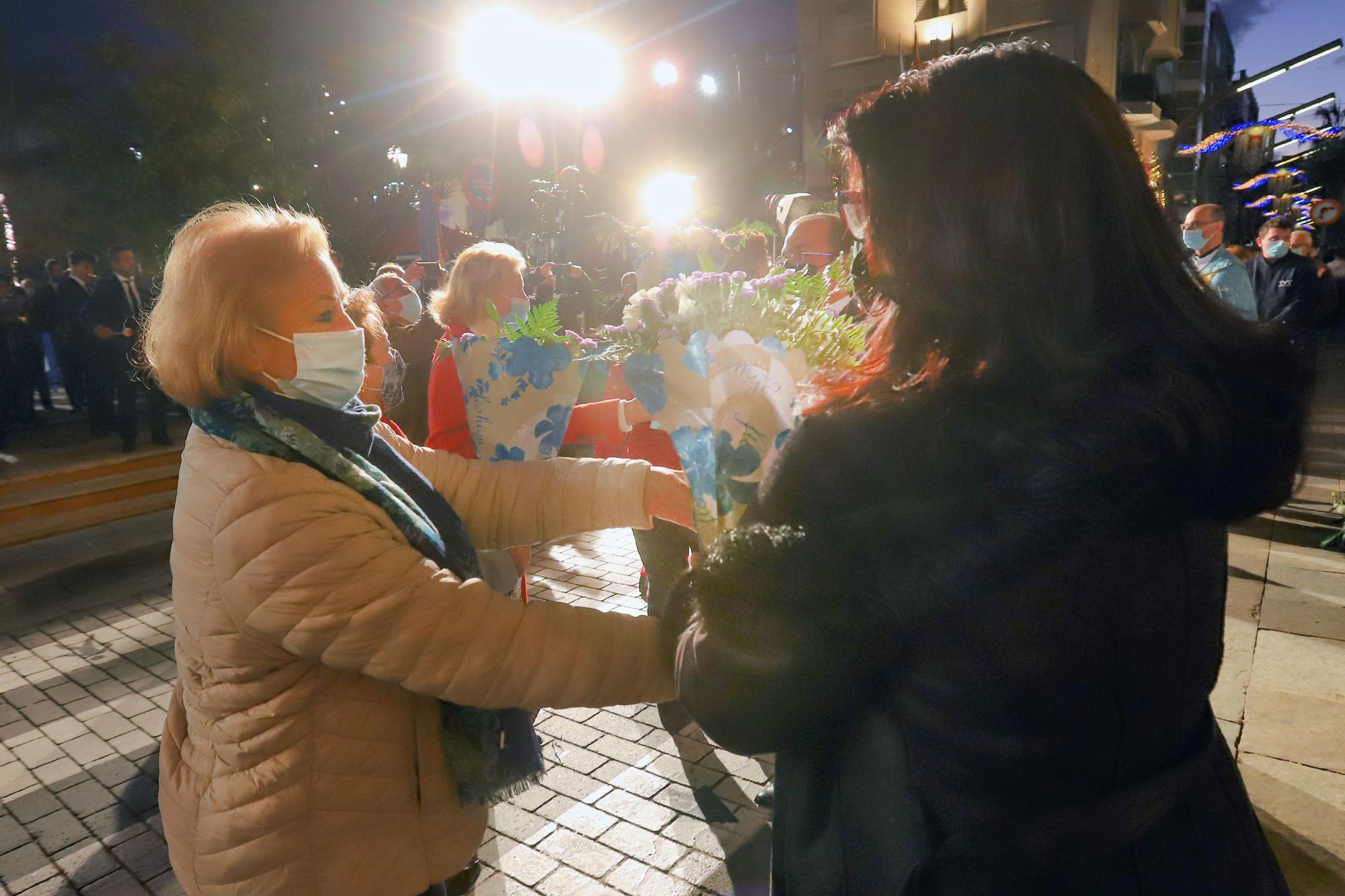 Torrevieja rinde homenaje a su patrona con una ofrenda floral