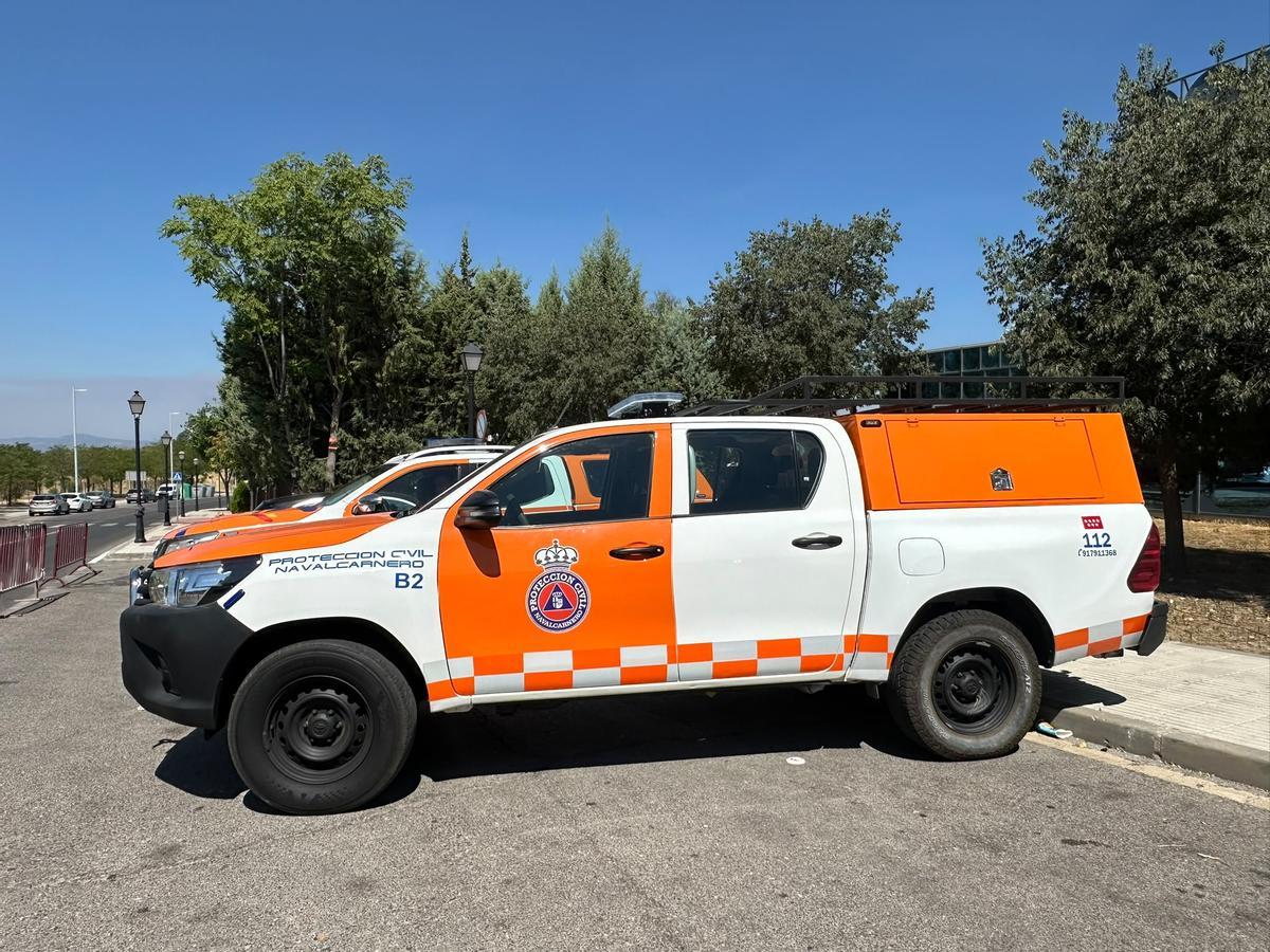 Efectivos de Protección Civil de Navalcarnero trabajan en el Polideportivo Municipal El Pijorro, convertido estos días en refugio para evacuados.