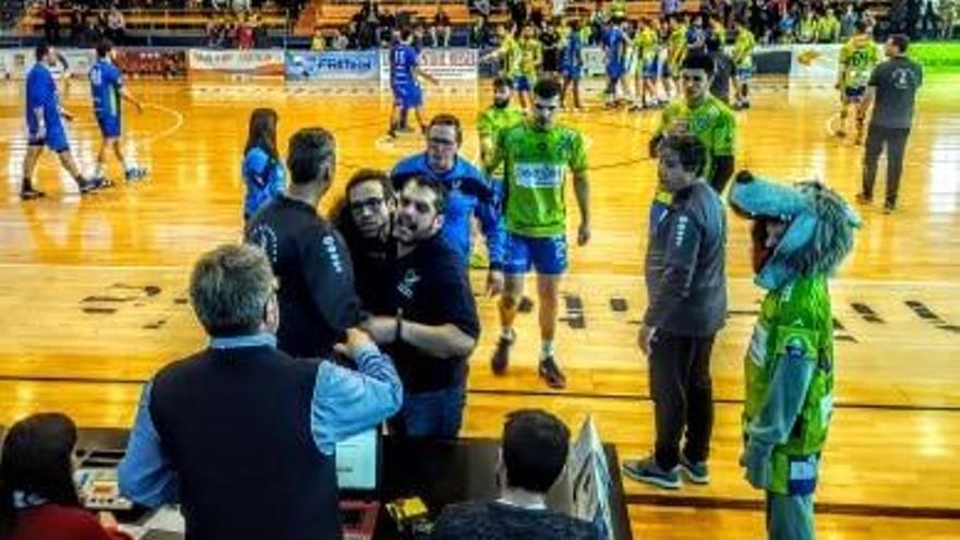 El entrenador del Teucro, protestando a la mesa al final del partido.