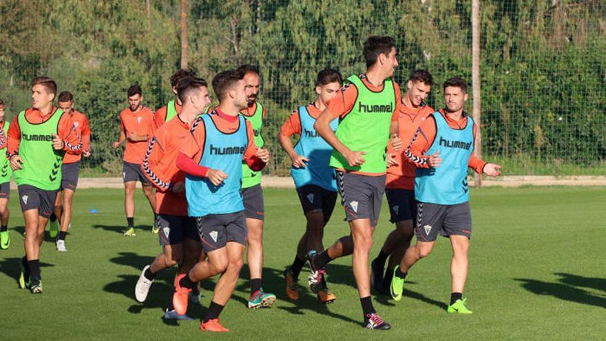 Los jugadores del Marbella FC, durante un entrenamiento reciente.