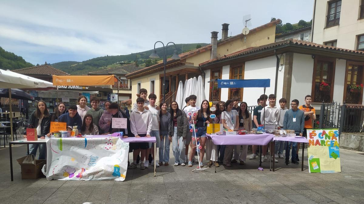 Las cooperativas del IES Cangas del Narcea en plaza Mario Gómez de Cangas del Narcea.
