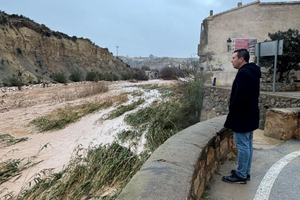 El alcalde muleño, Juan Jesús Moreno, este viernes por la mañana viendo el cauce del río Mula.