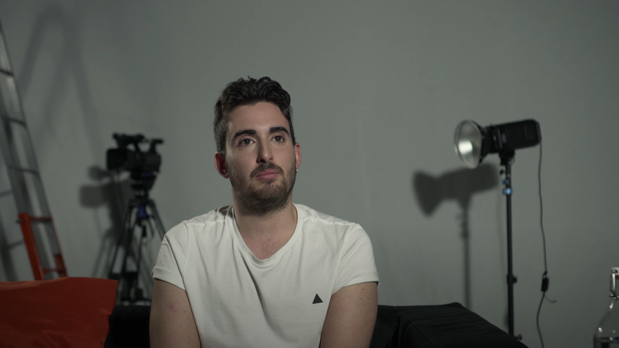 Captura del cortometraje en la que aparece la entrevista al protagonista, Marco Rossi, al que da vida el actor Adrián Portillo.  |  ‘EL SÍNDROME DE MARCO’