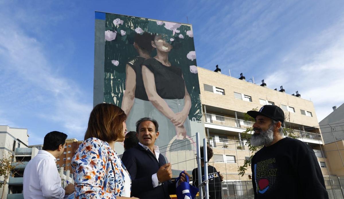 Imagen de este lunes de la obra que está realizando el artista estadounidense Zane Prater en la calle El Baile, junto al centro cívico de Santa Isabel.