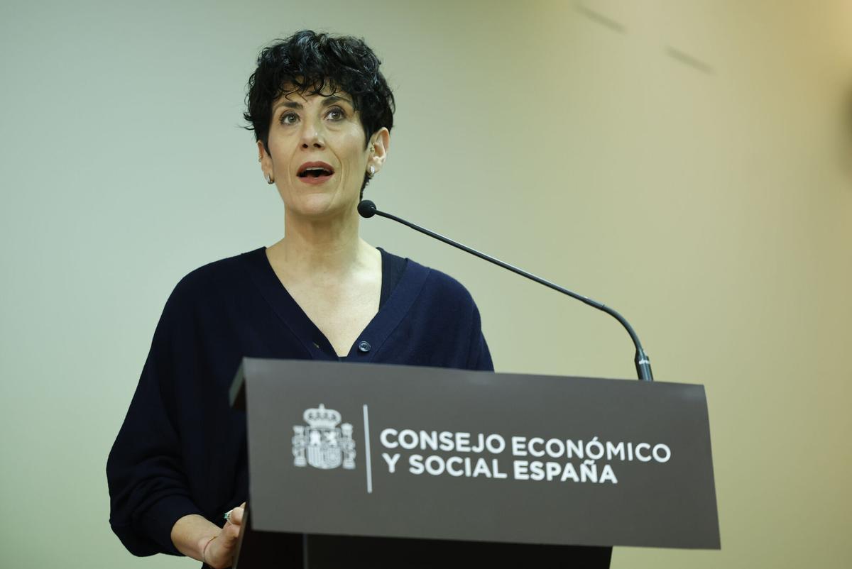 La ministra de Inclusión, Seguridad Social y Migraciones, Elma Saiz, presenta el informe del Consejo Económico y Social (CES) 'La realidad migratoria en España: prioridades para las políticas públicas', este jueves en Madrid. EFE/Mariscal