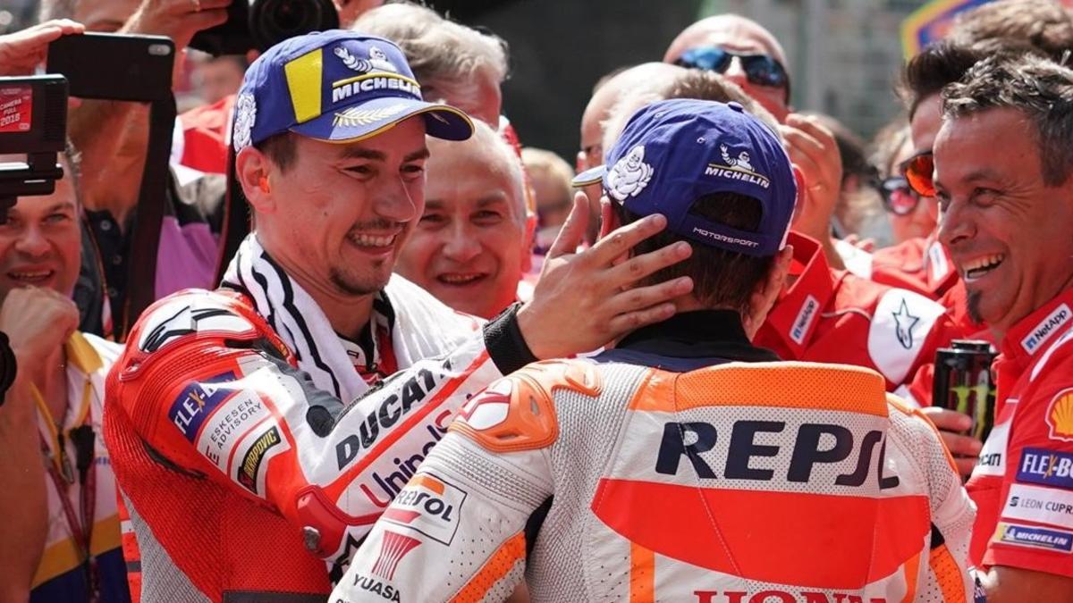 Jorge Lorenzo y Marc Márquez se saludan, sonrientes, en el 'corralito' del circuito de Austria, el pasado mes.