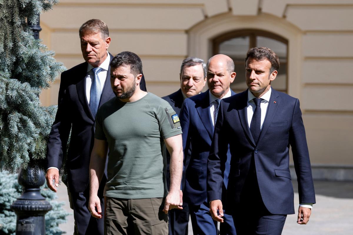 El presidente rumano Klaus Iohannis, el primer ministro italiano Mario Draghi, el presidente ucraniano Volodymyr Zelenskiy, el presidente francés Emmanuel Macron y el canciller alemán Olaf Scholz llegan a una conferencia de prensa en Kiev, Ucrania, el 16 de junio de 2022.