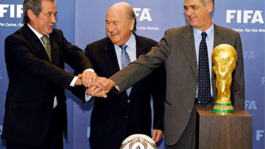 El presidente de la FIFA, Joseph Blatter (c), posa junto a los presidentes de las federaciones de fútbol de España, Ángel María Villar (d) y Portugal, Gilberto Madail (i).