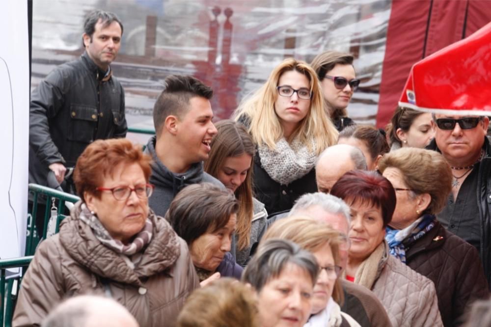 Reparto de pasteles de carne en la plaza del Romea