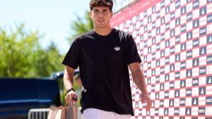 El defensa Pau Cubarsí a su llegada a la concentración de jugadores de la Selección de Fútbol Absoluta Masculina para los partidos de clasificación del Mundial 2026