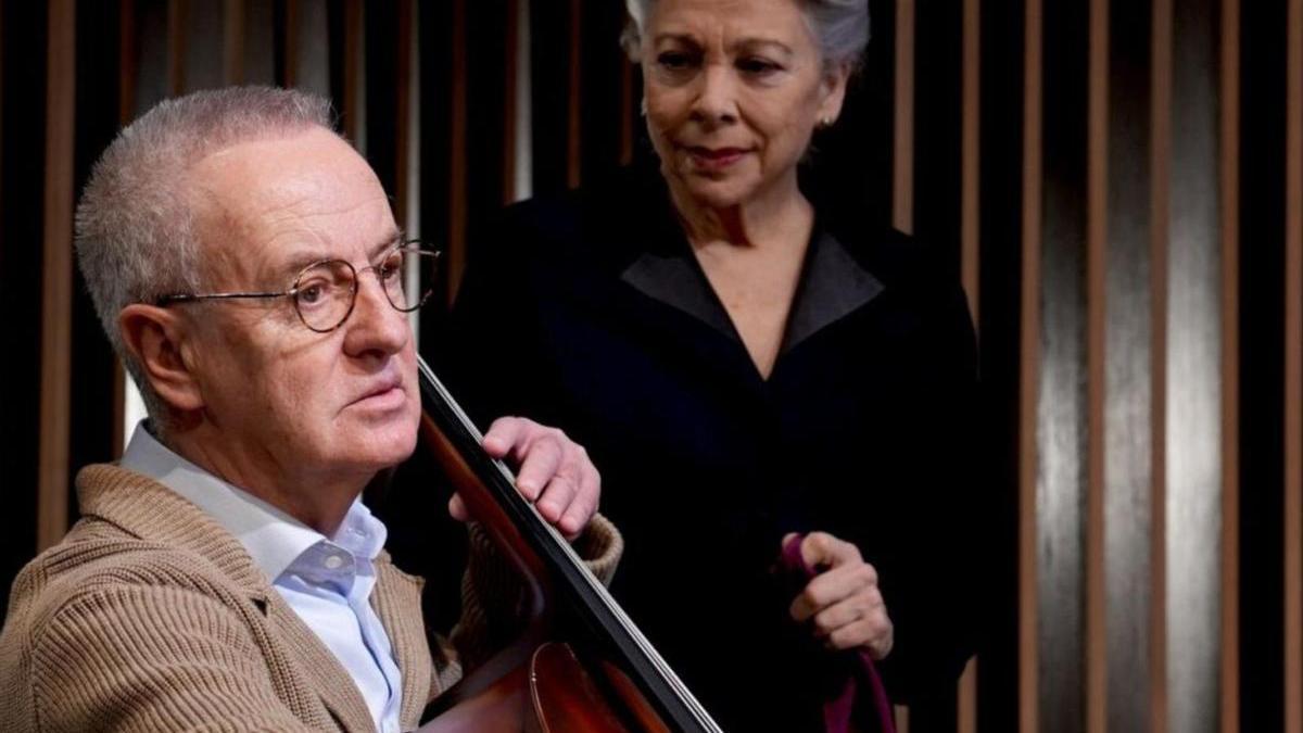 Carlos Hipólito y Kiti Mánver, en un momento de la función.