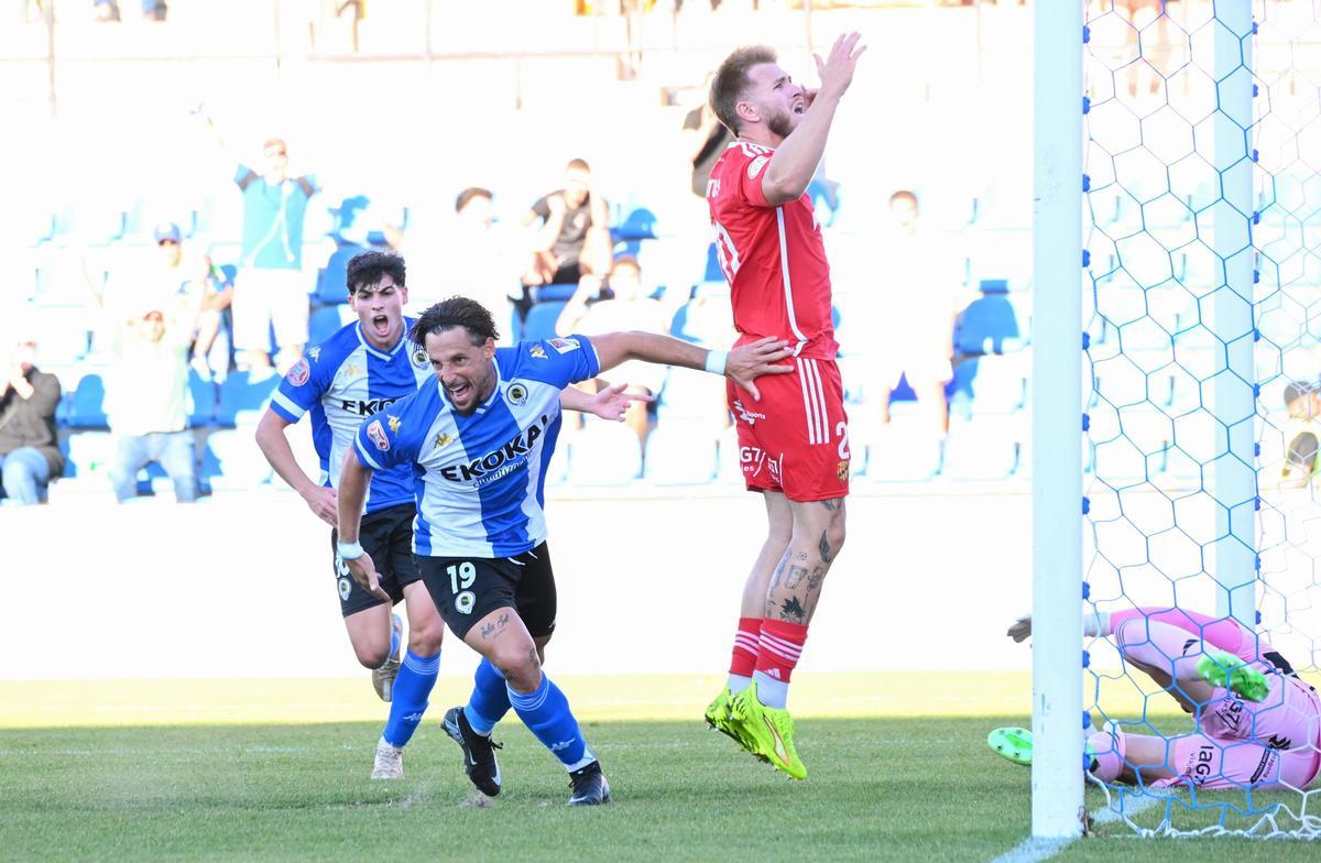 Nico Espinosa corre detrás de Fran Sol para festejar el último gol del Hércules de la temporada 2025-2026.